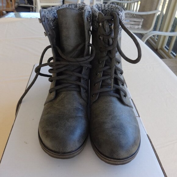 Just Fab Nyaling women's size 9 Grey ankle boot, faux leather, heel top sock - Picture 5 of 14